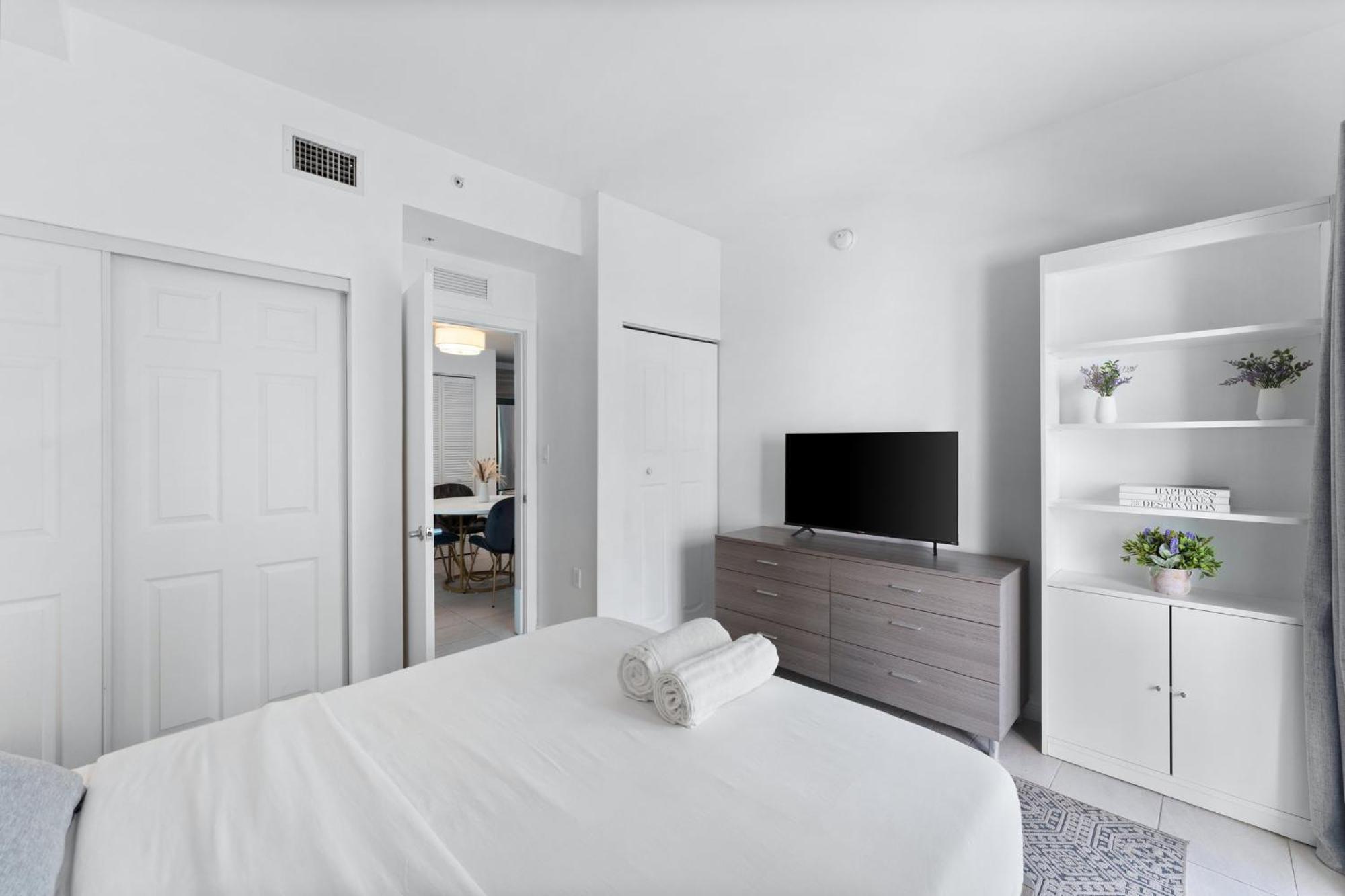 Modern Apartment In Edgewater Маями Стая снимка