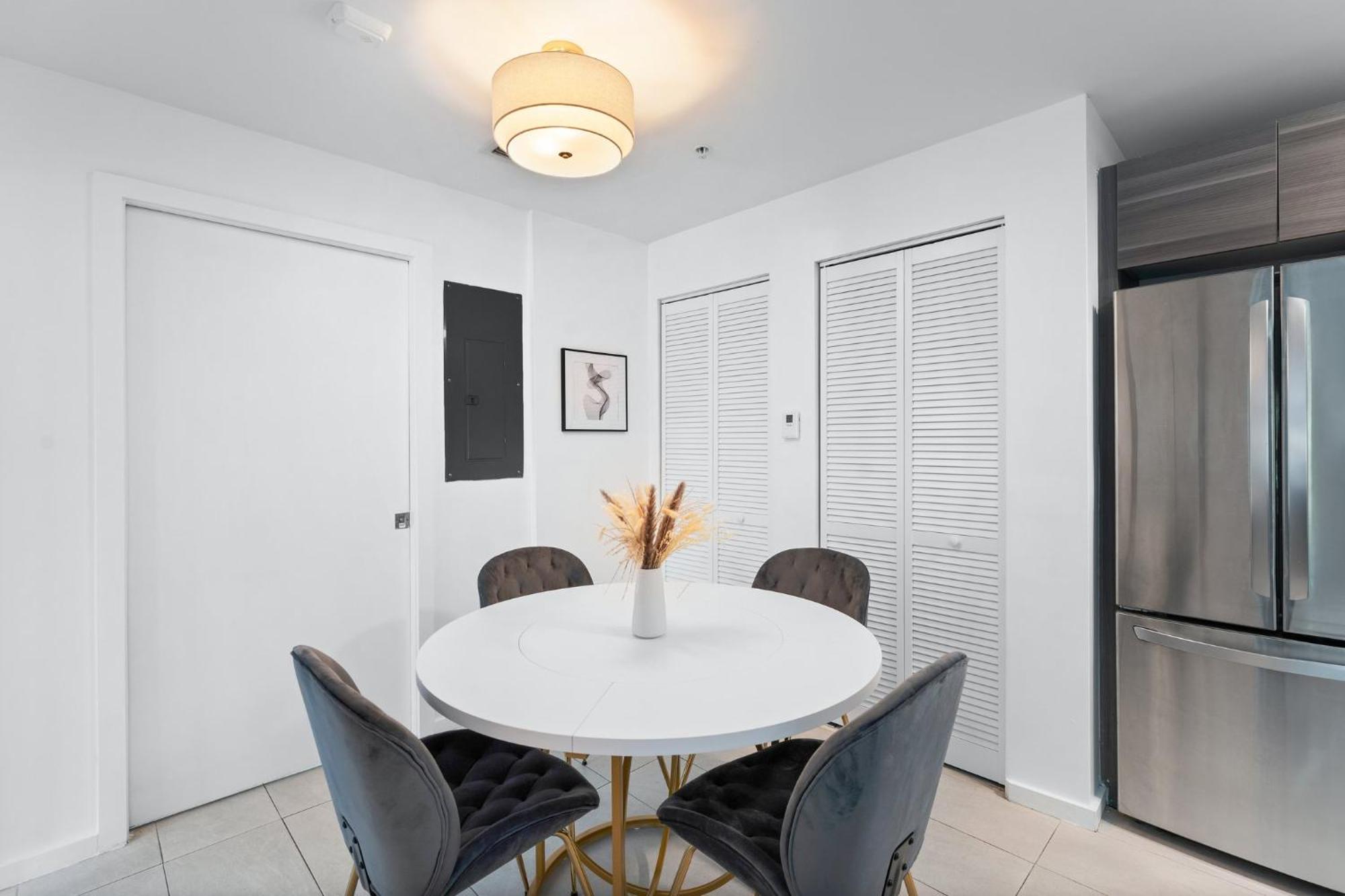 Modern Apartment In Edgewater Маями Стая снимка