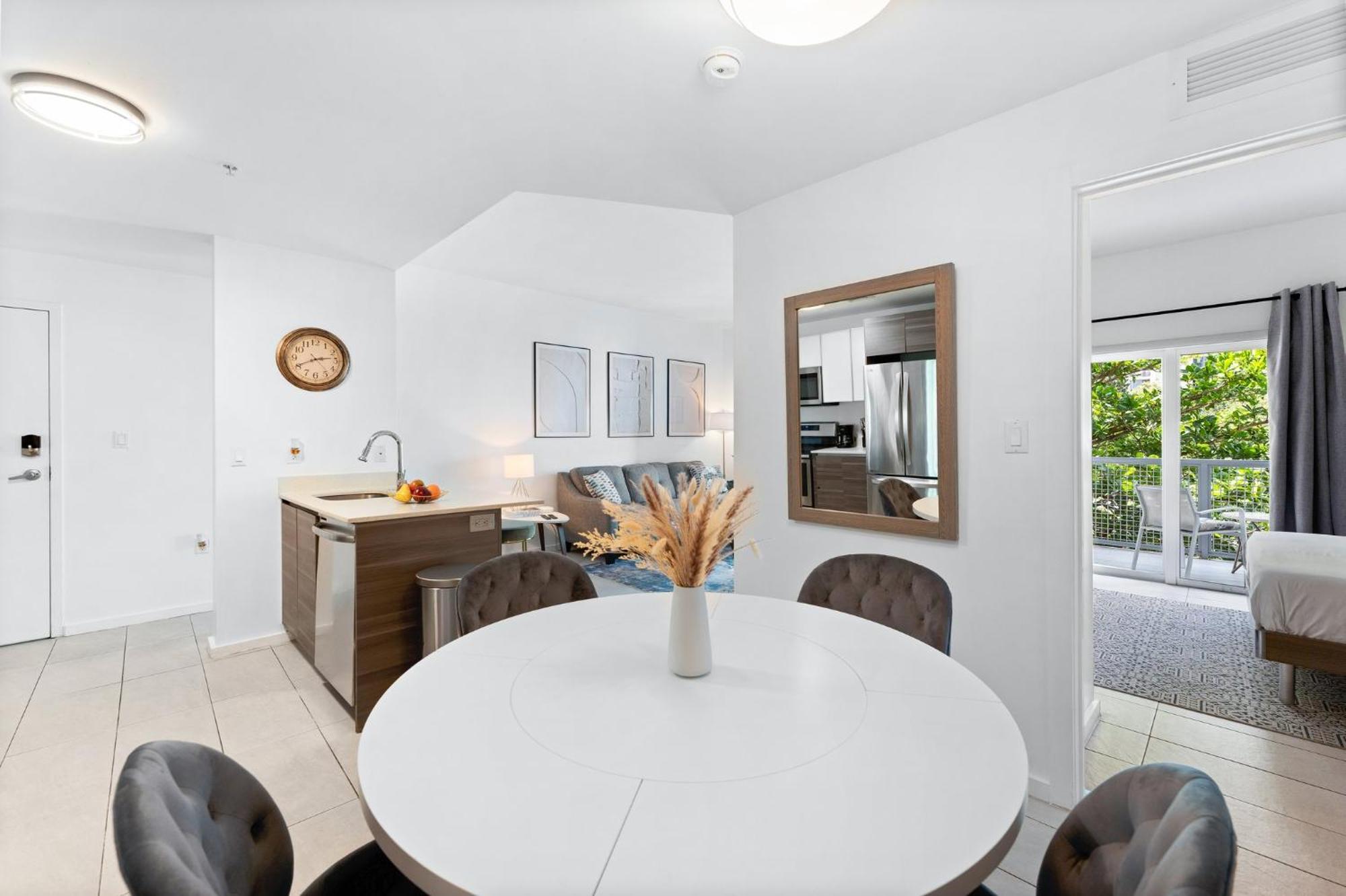 Modern Apartment In Edgewater Маями Стая снимка